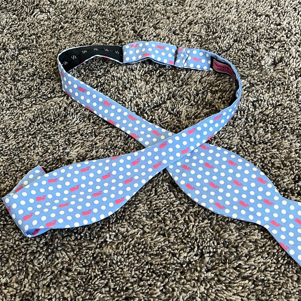 Vineyard Vines bow tie! Very nice condition.